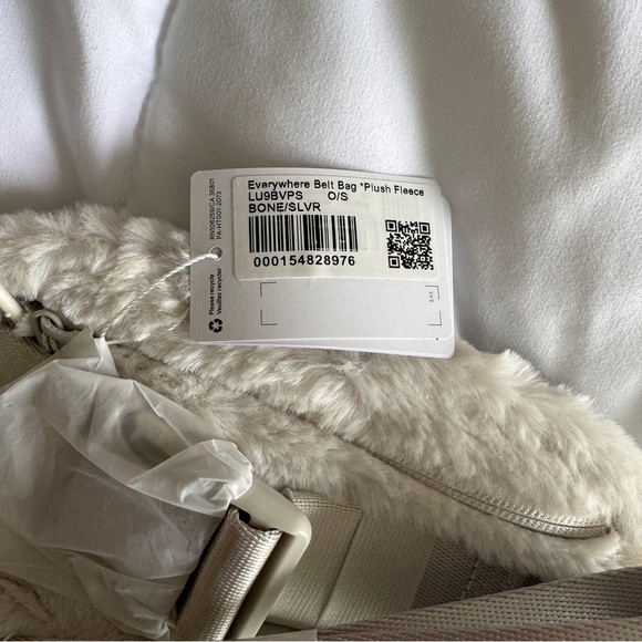 Everywhere Belt Bag Plush Fleece - Bone Silver - Picture 8 of 8